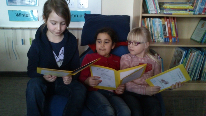 Die Kinder lesen einander aus den selbstgestalteten Bilderbüchern vor