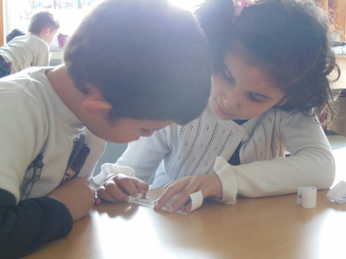 Hilfe annehmen und Hilfe geben - beide Situationen erfahren die Kinder in ihrer täglichen Arbeit miteinander